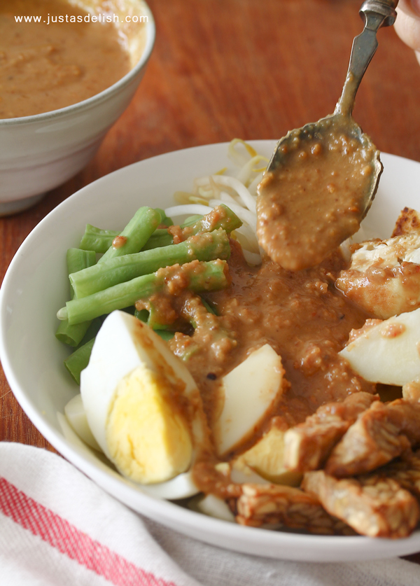 Gado Gado (Indonesian Salad with Peanut Sauce)