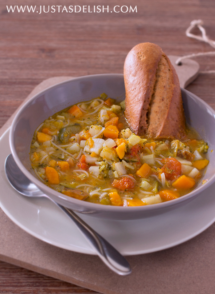 Minestrone (Vegetable Soup) | Justasdelish.com